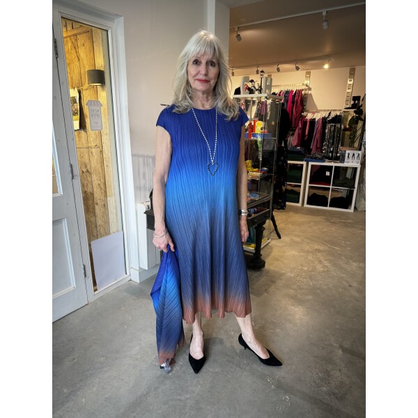 Thanny Plisse short sleeve midi dress in blue ombre LIS2416