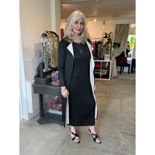 Thanny Sleeveless Plissé Midi Dress in black worn with the matching duster coat in black and beige. A very elegant formal outfit combination with contemporary styling LIS2418 / LIS2437