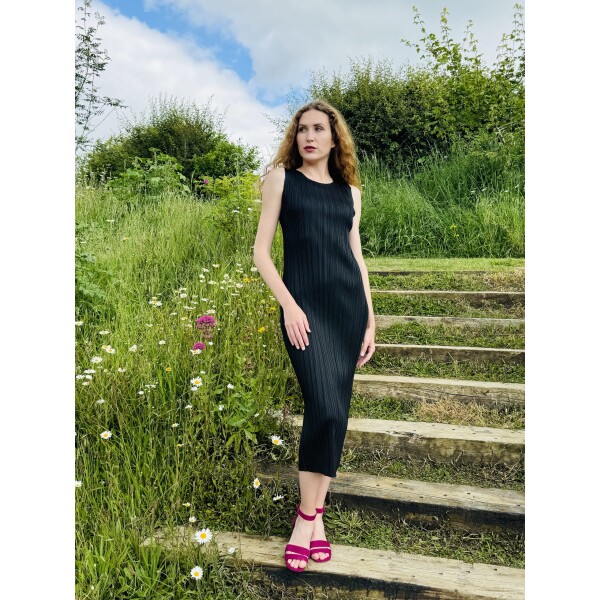 Thanny Sleeveless Plissé Midi Dress in black is an elegant formal dress which is versatile LIS 2437