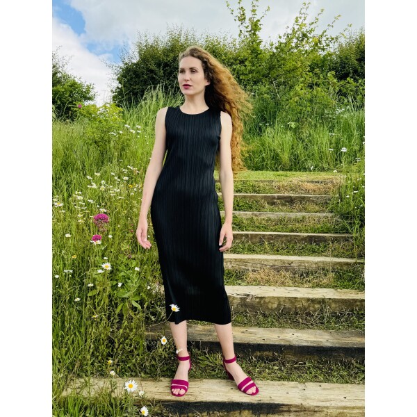 Thanny Sleeveless Plissé Midi Dress in black is an elegant formal dress which is versatile LIS 2437