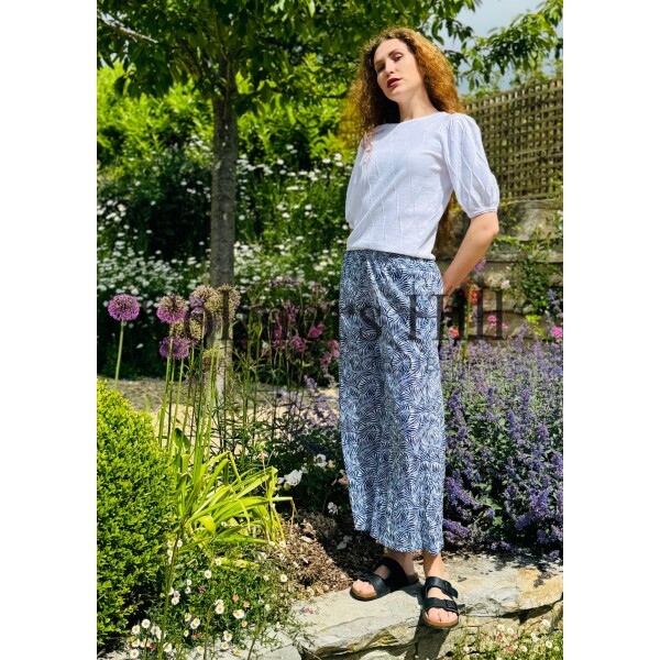 Dress Addict Lab Trousers in a blue and white floral print are made of crinkled cotton