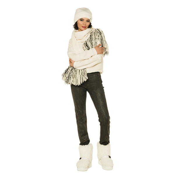 Beate Heymann Pullover Fluffy Cream is the cosiest top for the winter months. Team it up with the matching Fluffy Scarf in Cream
