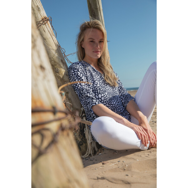 Marble tunic with an abstract print in navy and white. V-neck and 3/4 length sleeves 7937_103