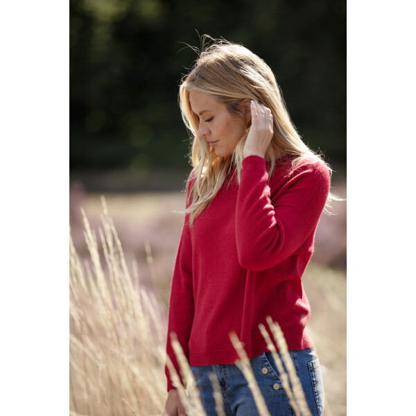 The From My Mother's Garden Rouge jumper has a dropped shoulder and full length sleeve makes for a flattering silhouette