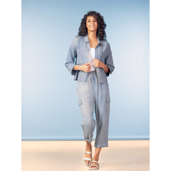 Combining comfort with relaxed sophistication, the Alison Sheri Linen Capri Trousers in Indigo are a versatile addition to any warm-weather wardrobe.