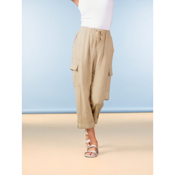 Designed for comfort and understated style, the Alison Sheri Linen Trousers in Sand are a versatile warm-weather essential. Cut to a flattering three-quarter length