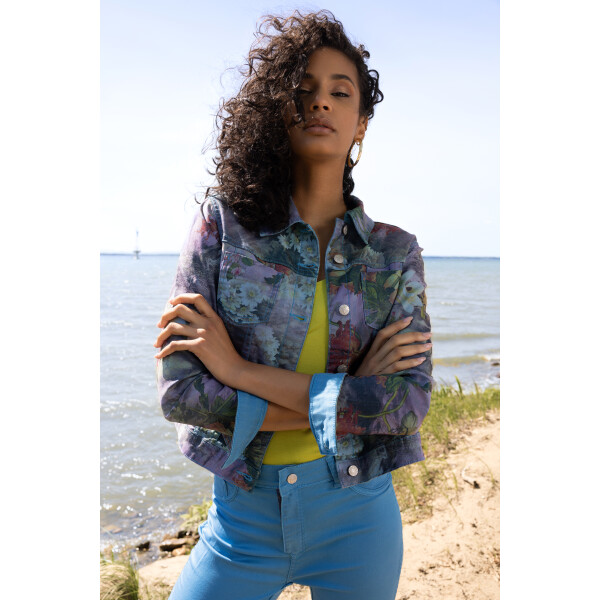 Two looks, one beautifully designed piece. The Alison Sheri Reversible Jacket in Floral & Turquoise brings versatility and creativity to your wardrobe, giving you the freedom to change your look in seconds.