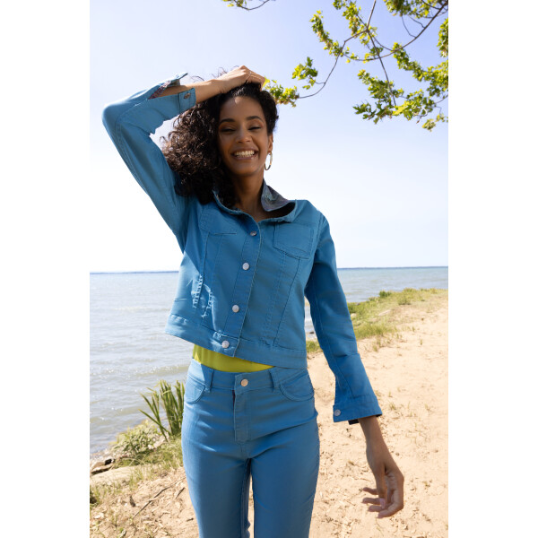 Two looks, one beautifully designed piece. The Alison Sheri Reversible Jacket in Floral & Turquoise brings versatility and creativity to your wardrobe, giving you the freedom to change your look in seconds.