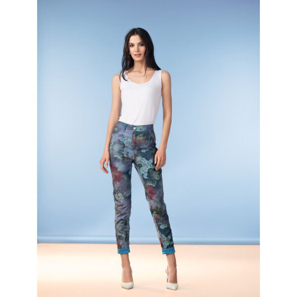 Double your styling possibilities with the Alison Sheri Reversible Jeans in Floral & Turquoise—a truly versatile piece designed to bring creativity and flexibility to your wardrobe.