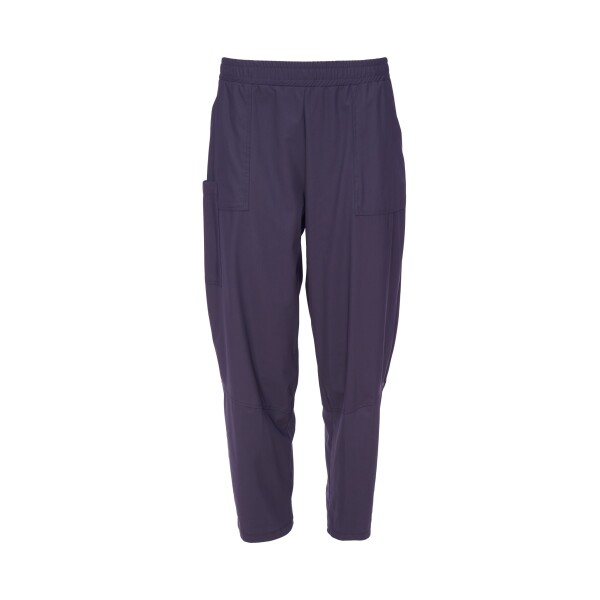 The Naya Pull Up Slim Leg Trouser with Patch Pocket Dove (NAS26109) delivers the signature balance of comfort and contemporary design that defines Naya Clothing.