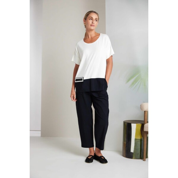 The Naya Pull Up Slim Leg Trouser with Patch Pocket Dove (NAS26109) delivers the signature balance of comfort and contemporary design that defines Naya Clothing.