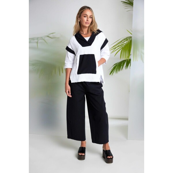 Make a confident style statement with the Naya Balloon Shape Trouser With Side Pocket in Black. Designed with Naya’s signature contemporary edge,