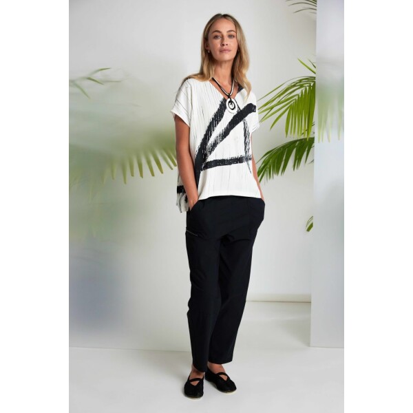 The Naya Elastic Waist Trouser with Patch Pocket and Seams (NAS26129) delivers a clean, contemporary silhouette with subtle utilitarian detail.