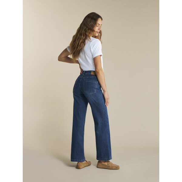 A modern denim essential, the Red Button Colette 5-Pocket Wide Leg Jeans combine a flattering silhouette with everyday practicality.