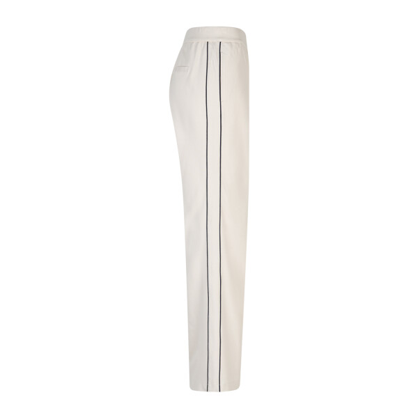 Elevate your everyday wardrobe with the Red Button Colette Punta Piping Soft Trousers in a refined pearl shade. Designed to combine modern tailoring with exceptional comfort, these trousers offer a clean, contemporary silhouette that works effortlessly from day to evening.