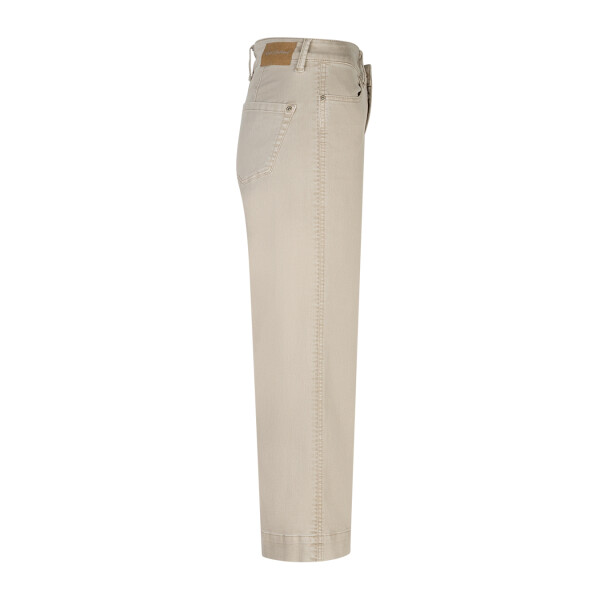 Refresh your denim collection with the Red Button Conny Fancy Stitching Jeans in a versatile pebble shade. Offering a softer alternative to traditional blue denim
