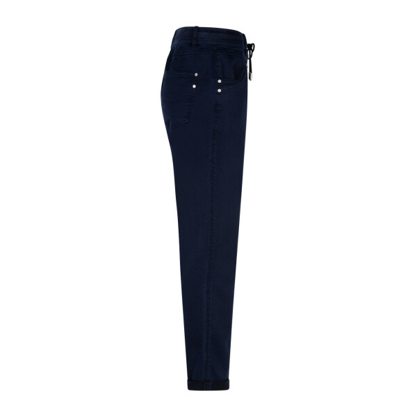 A timeless favourite, the Red Button Tessy Joggers are now available in a classic dark blue, offering a versatile and easy-to-style option for everyday wear.